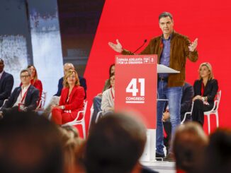 El presidente del Gobierno, Pedro Sánchez, se ha dirigido este domingo a los afectados por la dana y ha querido mandarles un mensaje de apoyo, en especial a los ciudadanos valencianos, a quienes ha asegurado que el Ejecutivo no les va a olvidar y va a estar "el tiempo que haga falta, con los recursos que hagan falta". EFE/EPA/JULIO MUNOZ