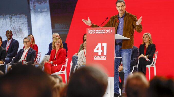 El presidente del Gobierno, Pedro Sánchez, se ha dirigido este domingo a los afectados por la dana y ha querido mandarles un mensaje de apoyo, en especial a los ciudadanos valencianos, a quienes ha asegurado que el Ejecutivo no les va a olvidar y va a estar "el tiempo que haga falta, con los recursos que hagan falta". EFE/EPA/JULIO MUNOZ
