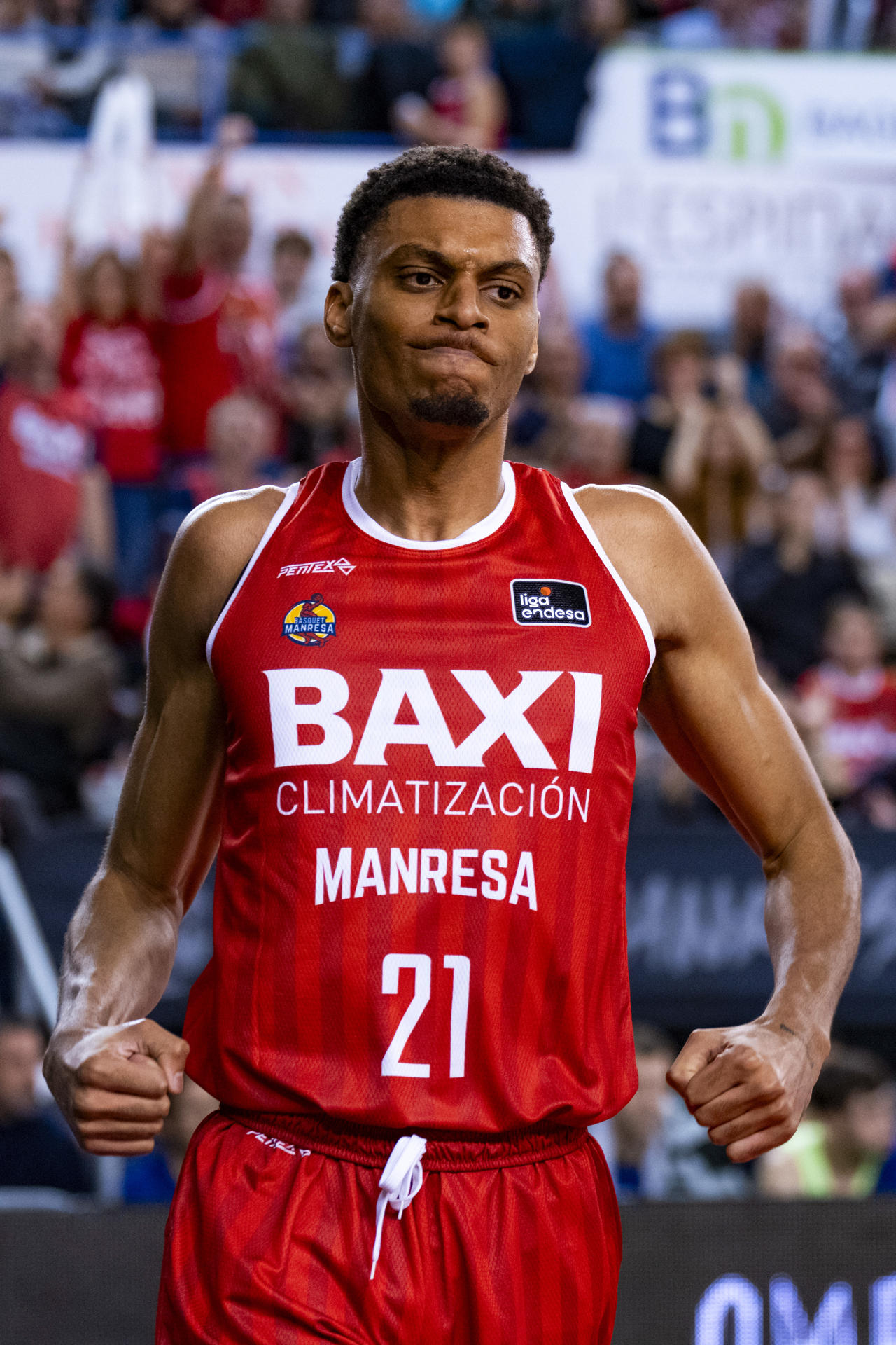 El ala-pívot americano del Baxi Manresa Derrick Alston Jr durante el encuentro de la jornada 9 de la Liga Endesa entre el Baxi Manresa y Barça, disputado este domingo en el Pabellón Nou Congost de Manresa. EFE/Siu Wu
