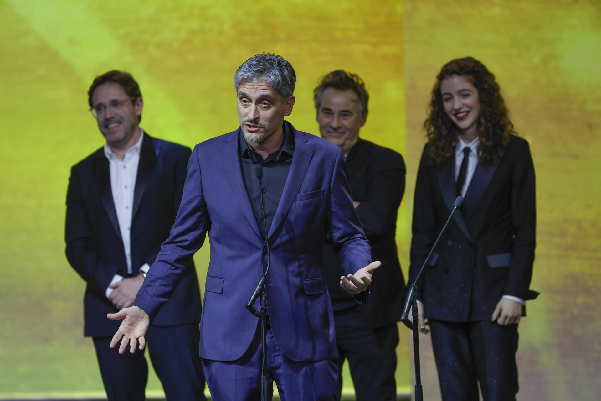 El director Marcel Barrena recibe el Forqué al mejor largometraje por "El 47", durante la gala de la 30 edición de los Premios José María Forqué, este sábado en Ifema, en Madrid. EFE/Zipi Aragón
