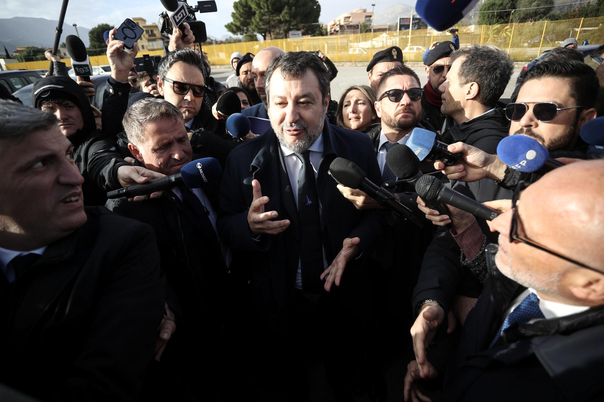 El viceprimer ministro italiano Matteo Salvini (C) habla con periodistas a su llegada a la sala de juicios del búnker de la prisión Pagliarelli para el veredicto de su juicio, en Palermo, Sicilia, Italia, 20 de diciembre de 2024. Los fiscales de la ciudad siciliana han solicitado una condena de seis años de prisión para Salvini por los cargos de secuestro y negativa a realizar actos públicos, por no haber permitido el desembarque de 147 migrantes rescatados por el buque de la ONG española Open Arms durante 19 días en agosto de 2019, cuando era ministro del interior. (Italia) EFE/EPA/IGOR PETYX
