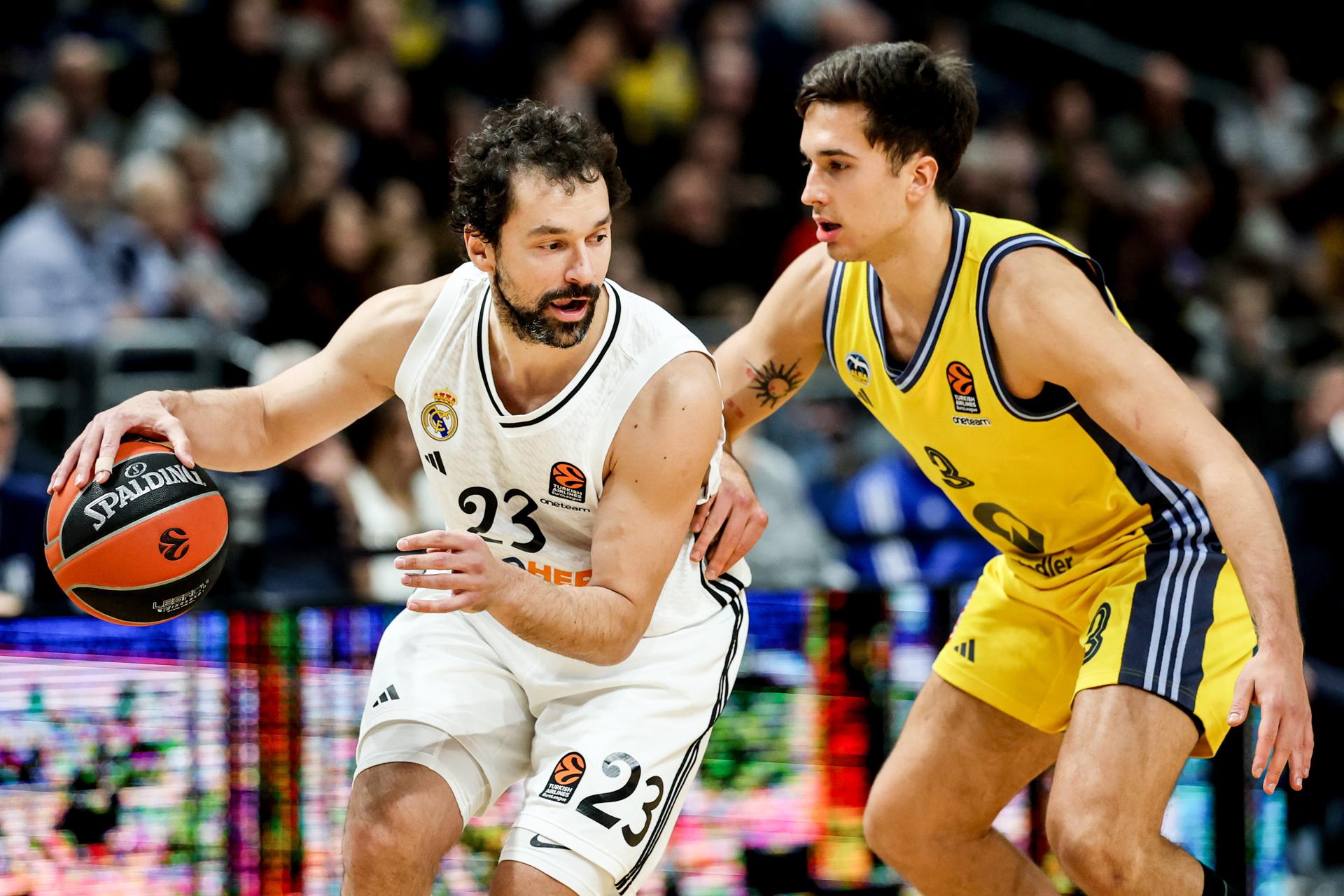 El jugador del Real Madrid Sergio Llull en acción durante el partido de la Euroliga que han jugado Alba Berlin y Real Madrid, en Berlin, Alemania. EFE/EPA/FILIP SINGER
