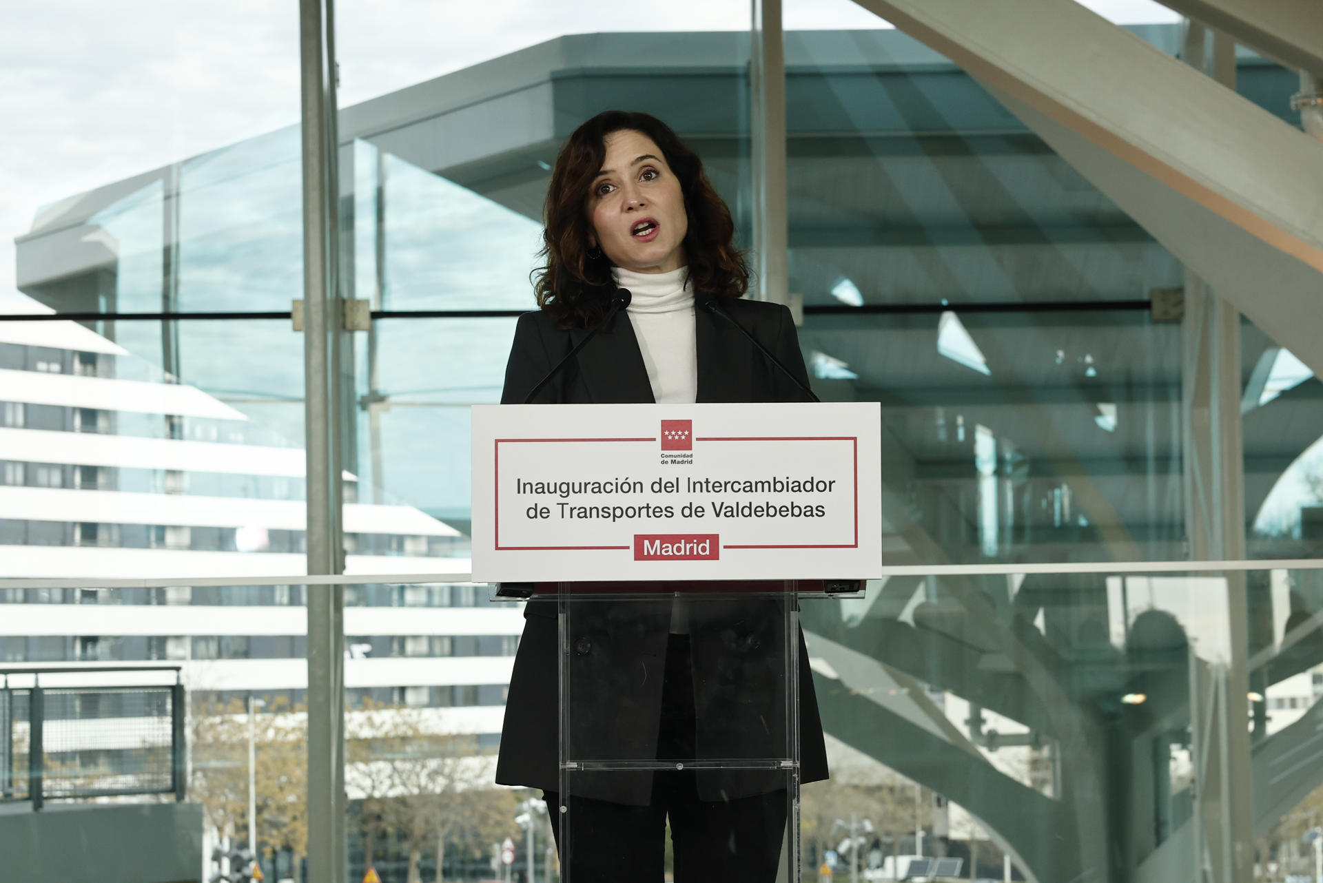 La presidenta de la Comunidad de Madrid, Isabel Díaz Ayuso, interviene en la inauguración este martes del intercambiador de Valdebebas, futuro centro neurálgico del transporte en el norte de la capital. EFE/ Sergio Perez
