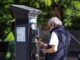 Un hombre utiliza un parquímetro en Madrid. EFE/Emilio Naranjo