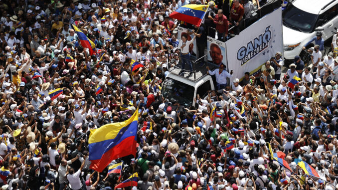 Fotografía de archivo del 17 de agosto de 2024 de la líder de la oposición venezolana María Corina Machado (c) en un acto de campaña en Caracas (Venezuela). EFE/ Miguel Gutiérrez ARCHIVO
