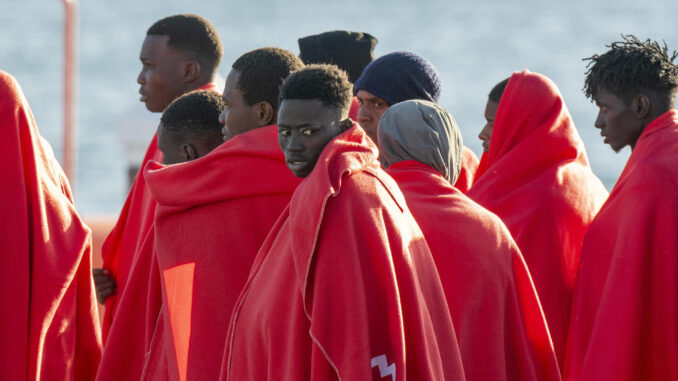 Salvamento Marítimo ha rescatado y trasladado al puerto de Arrecife (Lanzarote) a un grupo de 57 personas de origen subsahariano, entre ellas cinco mujeres, que navegaba en una neumática a 83 kilómetros al este de la isla. EFE/Adriel Perdomo
