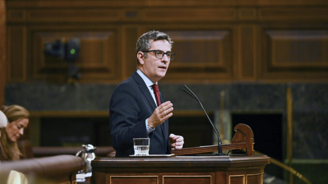 El ministro de Justicia, Félix Bolaños interviene en el pleno que este jueves celebra el Congreso. EFE/ Fernando Villar
