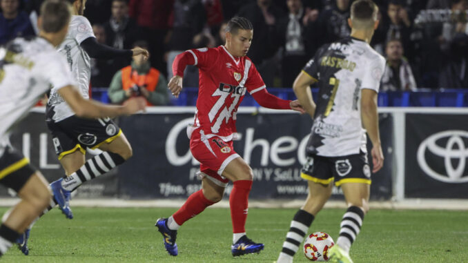 El centrocampista colombiano del Rayo Vallecano, James Rodríguez (c), conduce el balón ante los jugadores del Unionistas CF durante el encuentro correspondiente a la segunda ronda de la Copa del Rey que disputan hoy miércoles Unionistas CF y Rayo Vallecano en el estadio municipal Reina Sofía de Salamanca. EFE/JMGARCIA.
