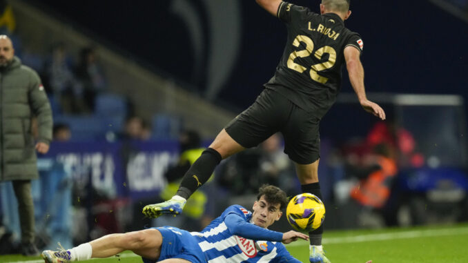 El delantero del Espanyol Jofre Carreras (i) disputa un balón con el defensa del Valencia Luis Rioja (d) durante el partido de LaLiga que RCD Espanyol y Valencia CF disputan en el RCDE Stadium, en Barcelona. EFE/Enric Fontcuberta
