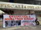 Luis Arroyo (d) y Josué Arroyo (i), padre y hermano de un menor desaparecido, sostienen un cartel con la foto de sus familiares en los exteriores de la Fiscalía Provincial del Guayas en Guayaquil (Ecuador). EFE/Cristina Bazán