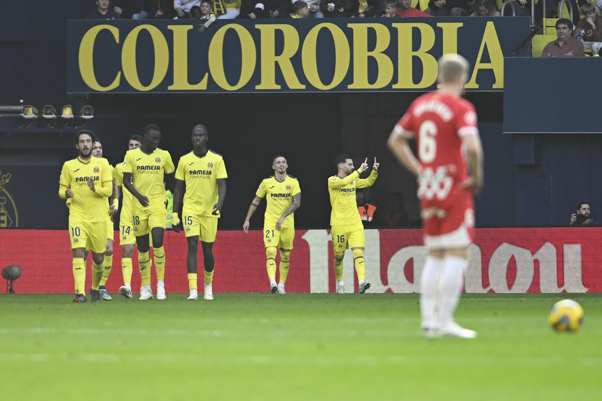 El centrocampista del Villarreal, Alex Baena (2d) celebra con sus compañeros su tanto ante el Girona FC durante el partido de LaLiga entre el Villarreal y el Girona FC disputado este domingo en el estadio de La Cerámica en Villarreal. EFE/ Andreu Esteban
