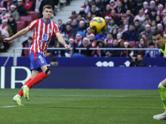 El cdelantero noruego del Atlético de Madrid Alexander Sørloth (i) lanza para marcar gol ante el Getafe durante el partido de Liga que disputan Atlético de Madrid y Getafe este domingo en el estadio Riyadh Air Metropolitano. EFE/Juanjo Martín