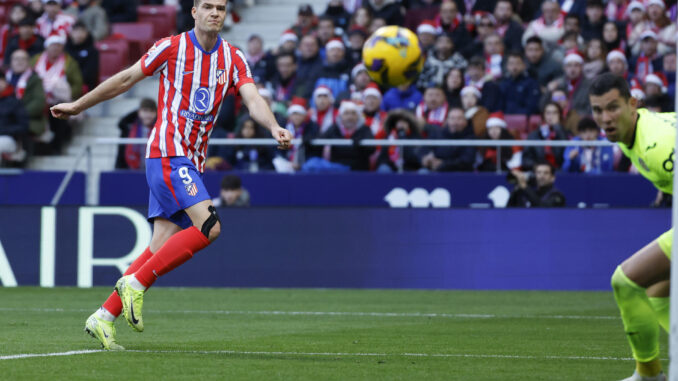 El cdelantero noruego del Atlético de Madrid Alexander Sørloth (i) lanza para marcar gol ante el Getafe durante el partido de Liga que disputan Atlético de Madrid y Getafe este domingo en el estadio Riyadh Air Metropolitano. EFE/Juanjo Martín
