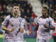 El delantero del Athletic de Bilbao Gorka Guruzeta (i) celebra su gol, primero del equipo vasco, durante el encuentro de la jornada 18 de LaLiga que Atlético Osasuna y Athletic de Bilbao disputan en El Sadar. EFE/Jesús Diges