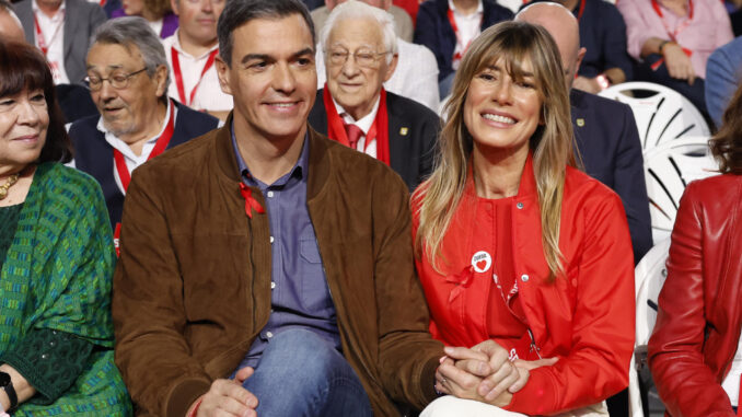 Imagen de archivo (1/12/2024) del presidente del Gobierno, Pedro Sánchez y su mujer Begoña Gómez durante el 41 Congreso Federal del PSOE en Sevilla. EFE/Julio Muñoz
