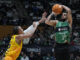 El jugador del Joventut Kaissius Robertson (d) se dispone a lanzar ante Joe Thomasson, del Gran Canaria, durante el partido de la Liga Endesa de baloncesto que disputan este lunes en el Pabellón Olímpico de Badalona. EFE/Alejandro García