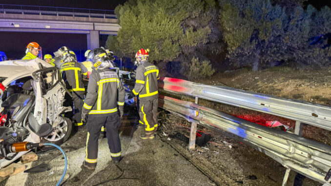 MADRID, 02/12/2024.- El conductor de un turismo ha fallecido y otras dos personas han resultado heridas de gravedad en un accidente de tráfico múltiple, en el que se han visto implicados un camión y cuatro turismos, en el kilómetro 49 de la A3 (Autovía de Valencia), en el término municipal de Villarejo de Salvanés, según información facilitada por el 112 Comunidad de Madrid. EFE/ Comunidad De Madrid SOLO USO EDITORIAL/SOLO DISPONIBLE PARA ILUSTRAR LA NOTICIA QUE ACOMPAÑA (CRÉDITO OBLIGATORIO)
