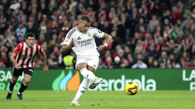 El delantero del Real Madrid Kylian Mbappé lanza un penalti durante el partido de la jornada 19 de LaLiga que Athletic Club de Bilbao y Real Madrid disputan este miércoles en el estadio de San Mamés, en Bilbao. EFE/LUIS TEJIDO
