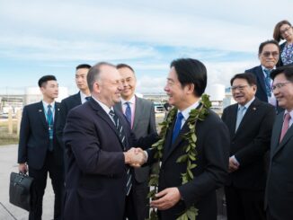 El presidente de Taiwán, William Lai, es recibido por el gobernador de Hawái, Josh Green, en el aeropuerto en Honolulu, Hawái, EE. UU., el 30 de noviembre de 2024. EFE/EPA/LIU SHU FU/PRIMARÍA PRESIDENCIAL DE TAIWÁN O MANUAL MANUAL SOLO PARA USO EDITORIAL/SIN VENTAS