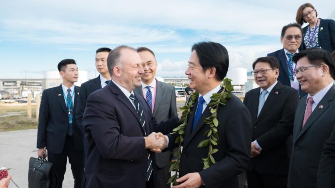 El presidente de Taiwán, William Lai, es recibido por el gobernador de Hawái, Josh Green, en el aeropuerto en Honolulu, Hawái, EE. UU., el 30 de noviembre de 2024. EFE/EPA/LIU SHU FU/PRIMARÍA PRESIDENCIAL DE TAIWÁN O MANUAL MANUAL SOLO PARA USO EDITORIAL/SIN VENTAS
