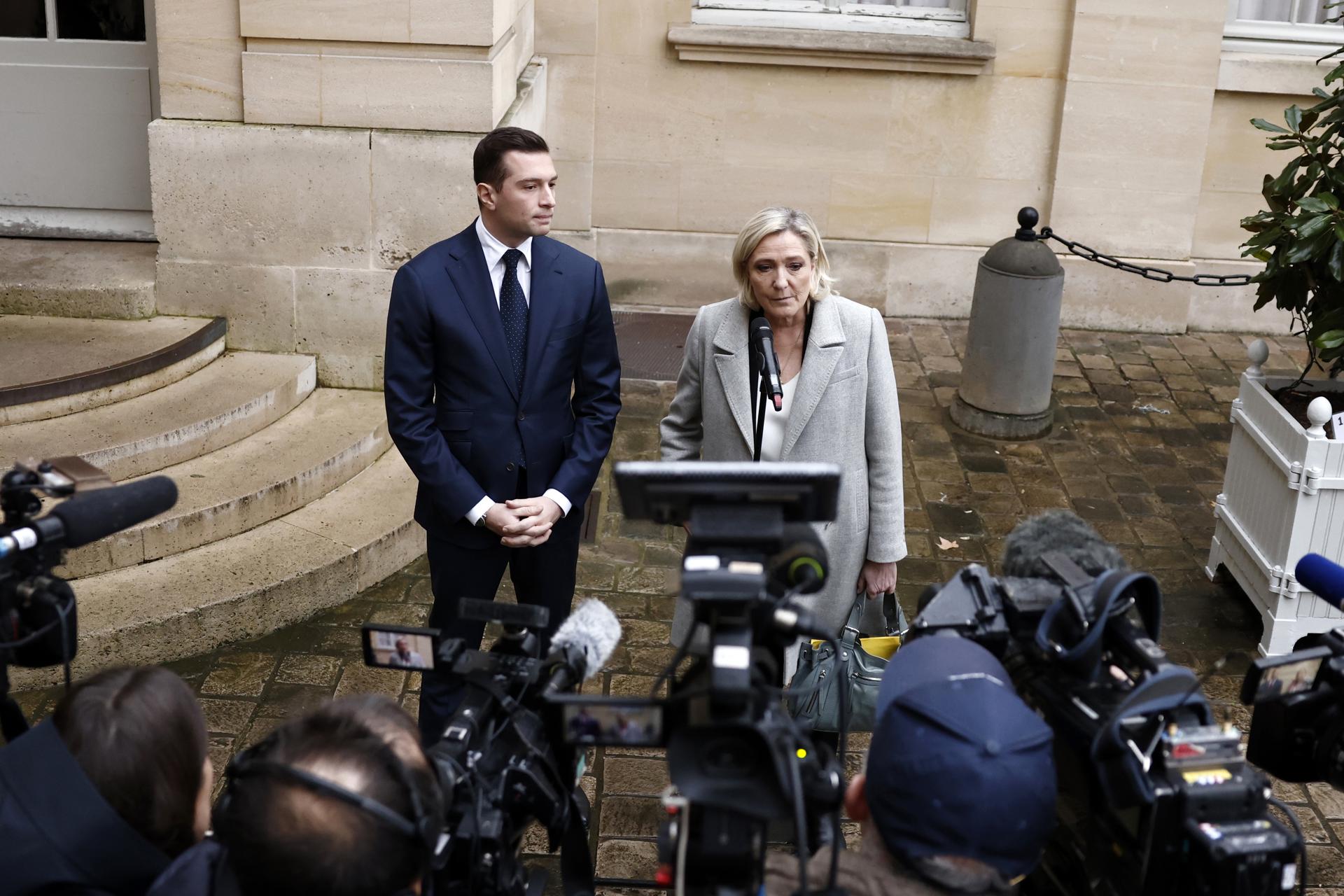 La líder del grupo parlamentario Agrupación Nacional (RN), Marine Le Pen (D), y el presidente del partido, Jordan Bardella (I), hablan con los medios al salir del Hotel Matignon en París, el 16 de diciembre de 2024. EFE/EPA/YOAN VALAT
