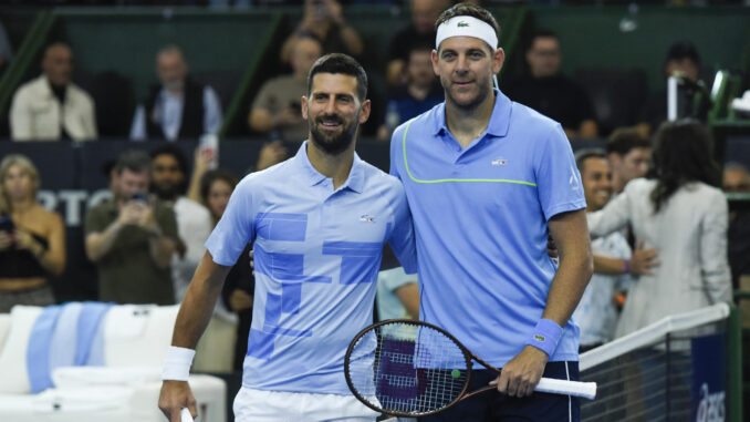 El serbio Novak Djokovic (i) y el argentino Juan Martín Del Potro posan en el Estadio Parque Roca en Buenos Aires (Argentina). . EFE/ Matias Martin Campaya
