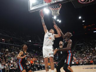 El jugador del Real Madrid Gabriel Deck (c) en acción ante Bandja Sy, del Paris Basketball, durante el partido de la Euroliga que han jugado en París. EFE/EPA/TERESA SUAREZ