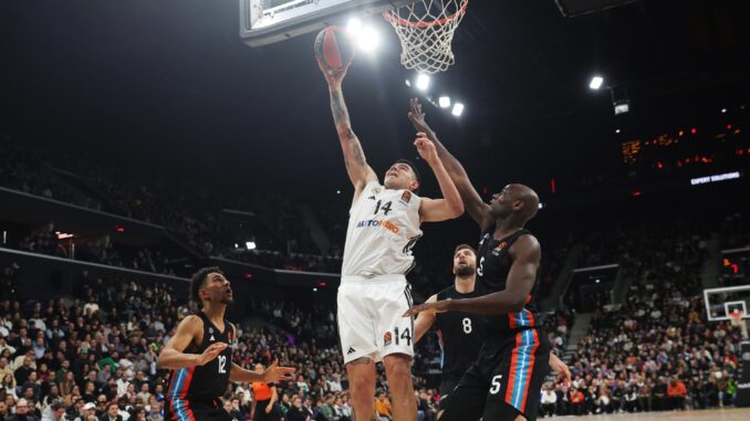 El jugador del Real Madrid Gabriel Deck (c) en acción ante Bandja Sy, del Paris Basketball, durante el partido de la Euroliga que han jugado en París. EFE/EPA/TERESA SUAREZ
