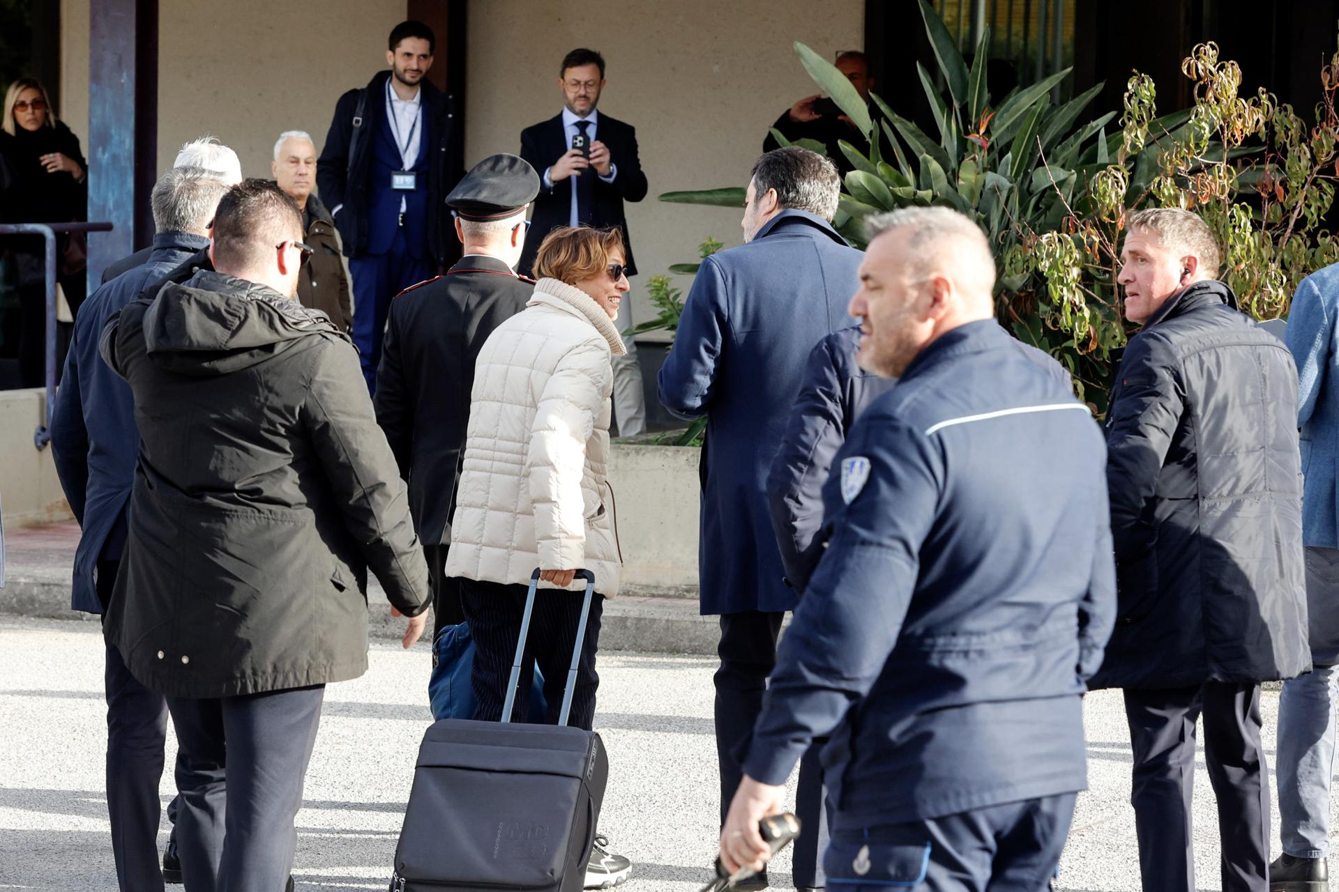 El vicepresidente del Gobierno, Matteo Salvini (C-D), acompañado por su abogada Giulia Bongiorno (C-I), llega a la sala de juicio bunker de la prisión de Pagliarelli para el veredicto de su juicio, en Palermo, Sicilia, Italia, el 20 de diciembre de 2024. EFE/EPA/IGOR PETYX
