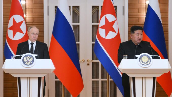 El presidente ruso Vladimir Putin (I) y el líder norcoreano, Kim Jong-un (D) en la residencia estatal Kumsusan en Pyongyang, el 19 de junio de 2024. EFE/EPA/KRISTINA KORMILITSYNA/SPUTNIK/KREMLIN POOL CRÉDITO OBLIGATORIO
