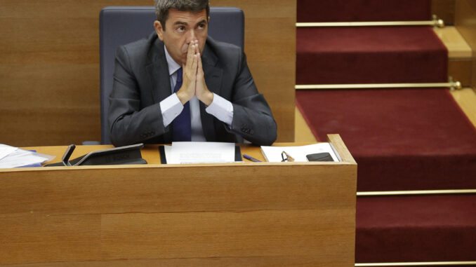 Imagen de archivo del presidente valenciano, Carlos Mazón en el pleno de Les Corts Valencianes. EFE/Manuel Bruque
