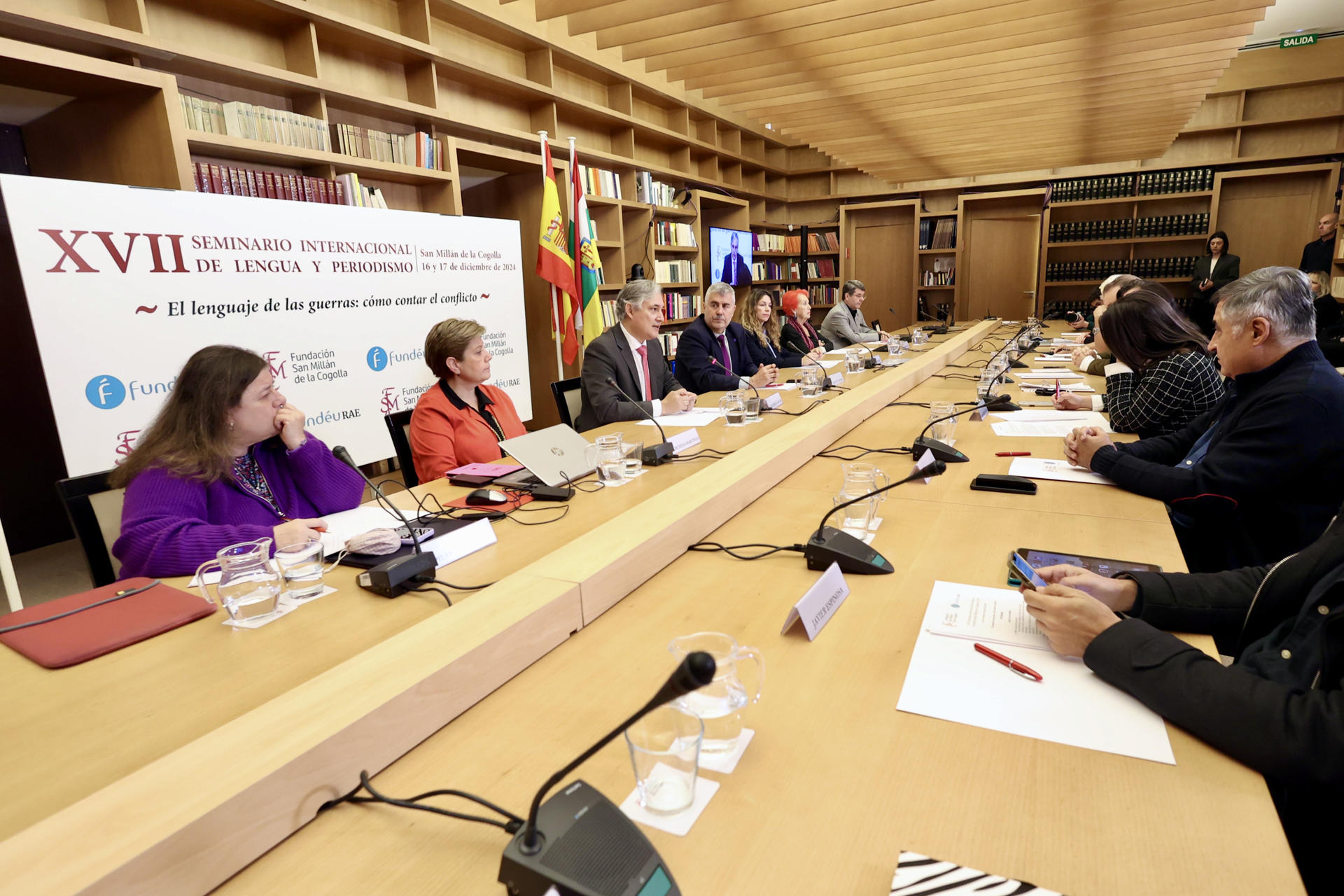 Inauguración del Seminario Internacional de Lengua y Periodismo, organizado por las Fundaciones San Millán de la Cogolla y FundéuRAE, que aborda 'El lenguaje de las guerras: cómo contar el conflicto', este lunes en el Monasterio de Yuso en San Millán de la Cogolla (La Rioja) EFE/ Raquel Manzanares
