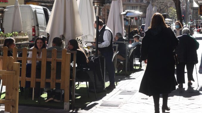 Ambiente en la terraza de un bar en Madrid. EFE/Kiko Huesca
