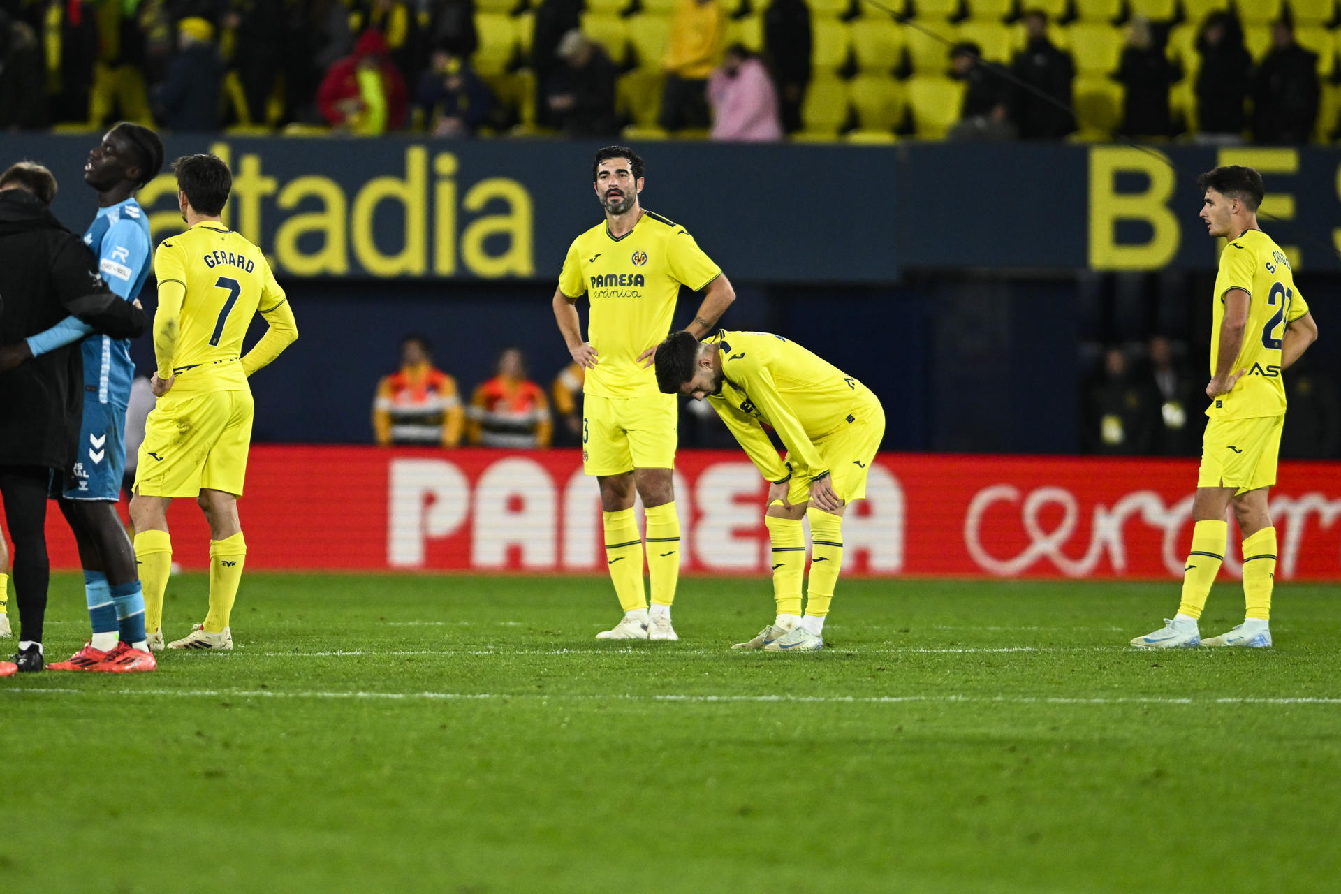 -Los jugadores del Villarreal tras perder frente al Betis, durante el partido de la jornada 17 de LaLiga entre el Villarreal CF y el Real Betis, este domingo en el estadio de la Cerámica. EFE/ Andreu Esteban
