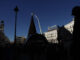 Operarios ponen a punto la estrella que corona el árbol de Navidad en la Puerta del Sol en Madrid, este soleado lunes. EFE/ Mariscal