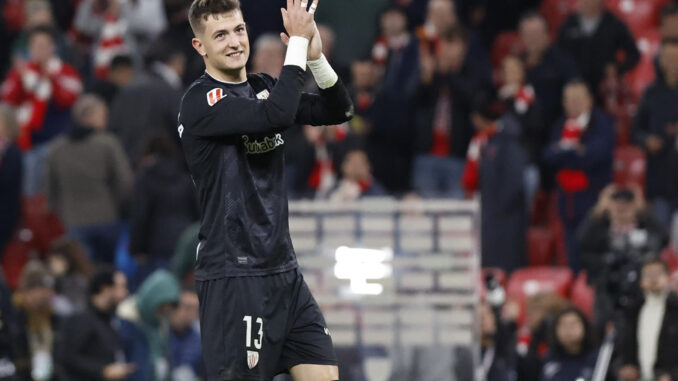 El guardameta del Athletic Club Julen Agirrezabala celebra la victoria tras el partido de la jornada 19 de LaLiga que Athletic Club de Bilbao y Real Madrid disputaron en el estadio de San Mamés, en Bilbao. EFE/Miguel Tona
