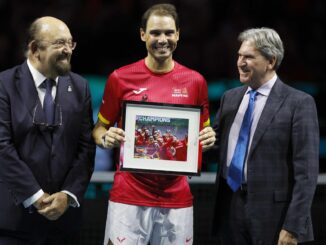 El tenista Rafa Nadal acompañado por el ex presidente de la ITF, el estadounidense David Haggerty (d) y el presidente de la Federación Española de tenis, Miguel Díaz Román, en el pabellón Martín Carpena de Málaga en foto de archivo de Jorge Zapata. EFE