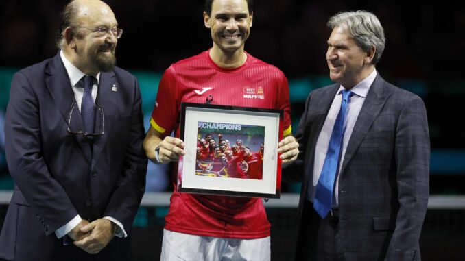 El tenista Rafa Nadal acompañado por el ex presidente de la ITF, el estadounidense David Haggerty (d) y el presidente de la Federación Española de tenis, Miguel Díaz Román, en el pabellón Martín Carpena de Málaga en foto de archivo de Jorge Zapata. EFE
