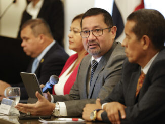 El director general del Servicio Nacional de Migración de Panamá, Roger Mojica, participa en una reunión este martes, en Ciudad de Panamá (Panamá).EFE/ Bienvenido Velasco