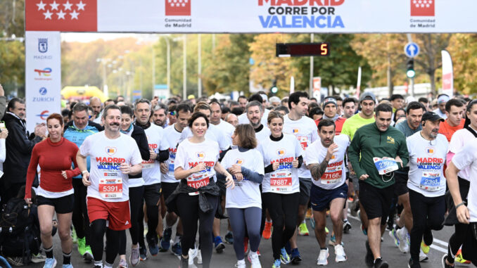 La presidenta de la Comunidad de Madrid, Isabel Díaz Ayuso (c-i) participa en la carrera solidaria 'Madrid corre por Valencia' para ayudar a los afectados por la dana del 29 de octubre, celebrada este domingo en Madrid. EFE/Víctor Lerena.
