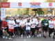 La presidenta de la Comunidad de Madrid, Isabel Díaz Ayuso (c-i) participa en la carrera solidaria 'Madrid corre por Valencia' para ayudar a los afectados por la dana del 29 de octubre, celebrada este domingo en Madrid. EFE/Víctor Lerena.