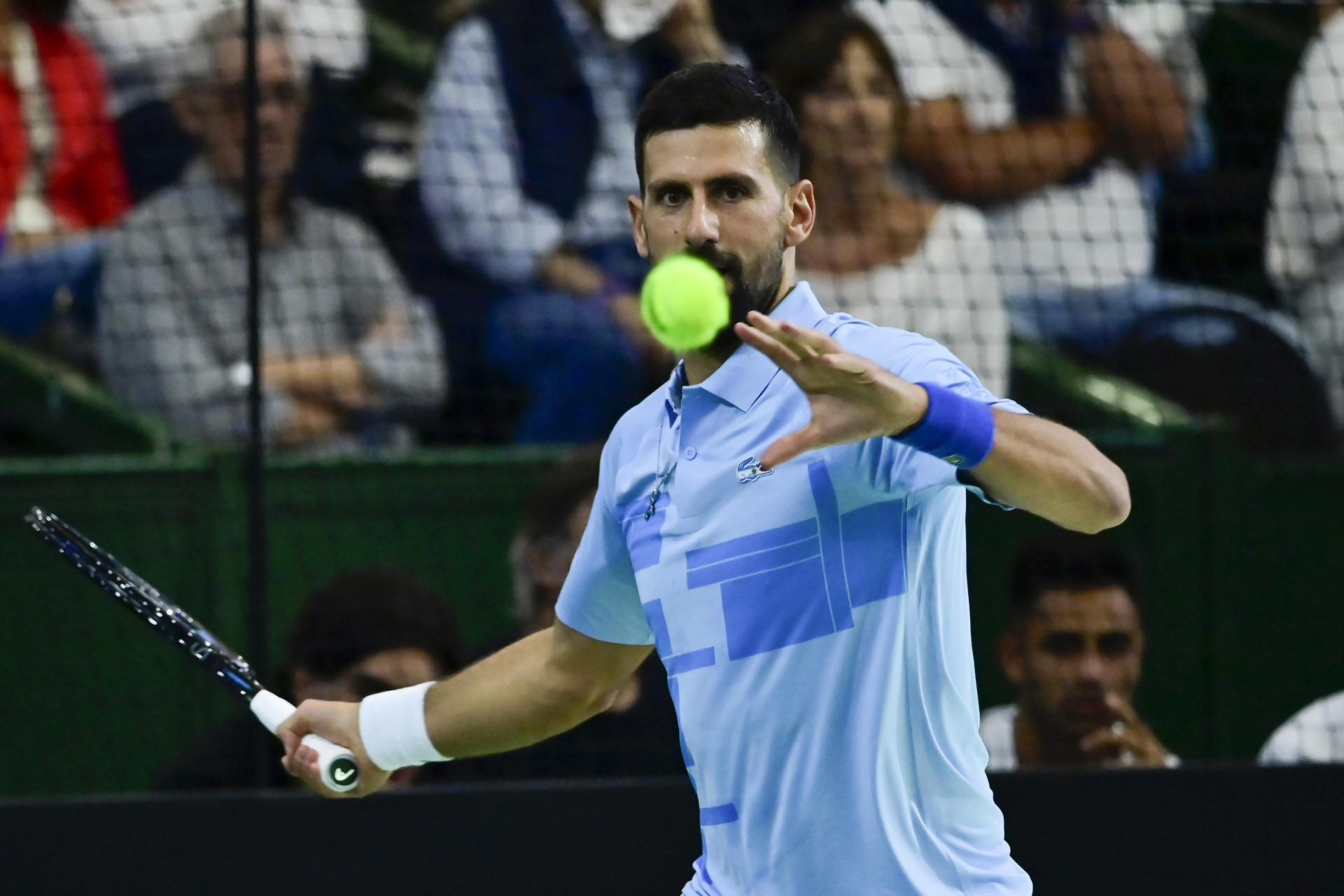 El serbio Novak Djokovic devuelve una pelota durante un partido contra el argentino Juan Martín Del Potro en el Estadio Parque Roca en Buenos Aires (Argentina).. EFE/ Matias Martin Campaya
