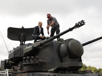 Foto archivo. El canciller alemán Olaf Scholz muestra un tanque antiaéreo Gepard, de Juergen Schoch, el entrenador principal del sistema Gebhard, durante su visita a una instalación de entrenamiento del fabricante de armas Krauss-Maffei Wegmann en la zona de entrenamiento militar de Putlos en Oldenburg, Holstein, Alemania, 25 de agosto de 2022. Alemania ha prometido a Ucrania la entrega de 30 Los tanques antiaéreos autopropulsados ​​Gepard, el primero de los cuales llegó el mes pasado. EFE/EPA/Morris MacMatzen / POOL