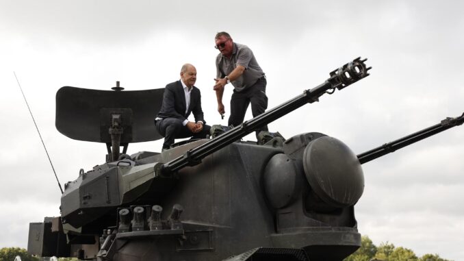 Foto archivo. El canciller alemán Olaf Scholz muestra un tanque antiaéreo Gepard, de Juergen Schoch, el entrenador principal del sistema Gebhard, durante su visita a una instalación de entrenamiento del fabricante de armas Krauss-Maffei Wegmann en la zona de entrenamiento militar de Putlos en Oldenburg, Holstein, Alemania, 25 de agosto de 2022. Alemania ha prometido a Ucrania la entrega de 30 Los tanques antiaéreos autopropulsados ​​Gepard, el primero de los cuales llegó el mes pasado. EFE/EPA/Morris MacMatzen / POOL
