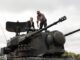 Foto archivo. El canciller alemán Olaf Scholz muestra un tanque antiaéreo Gepard, de Juergen Schoch, el entrenador principal del sistema Gebhard, durante su visita a una instalación de entrenamiento del fabricante de armas Krauss-Maffei Wegmann en la zona de entrenamiento militar de Putlos en Oldenburg, Holstein, Alemania, 25 de agosto de 2022. Alemania ha prometido a Ucrania la entrega de 30 Los tanques antiaéreos autopropulsados ​​Gepard, el primero de los cuales llegó el mes pasado. EFE/EPA/Morris MacMatzen / POOL