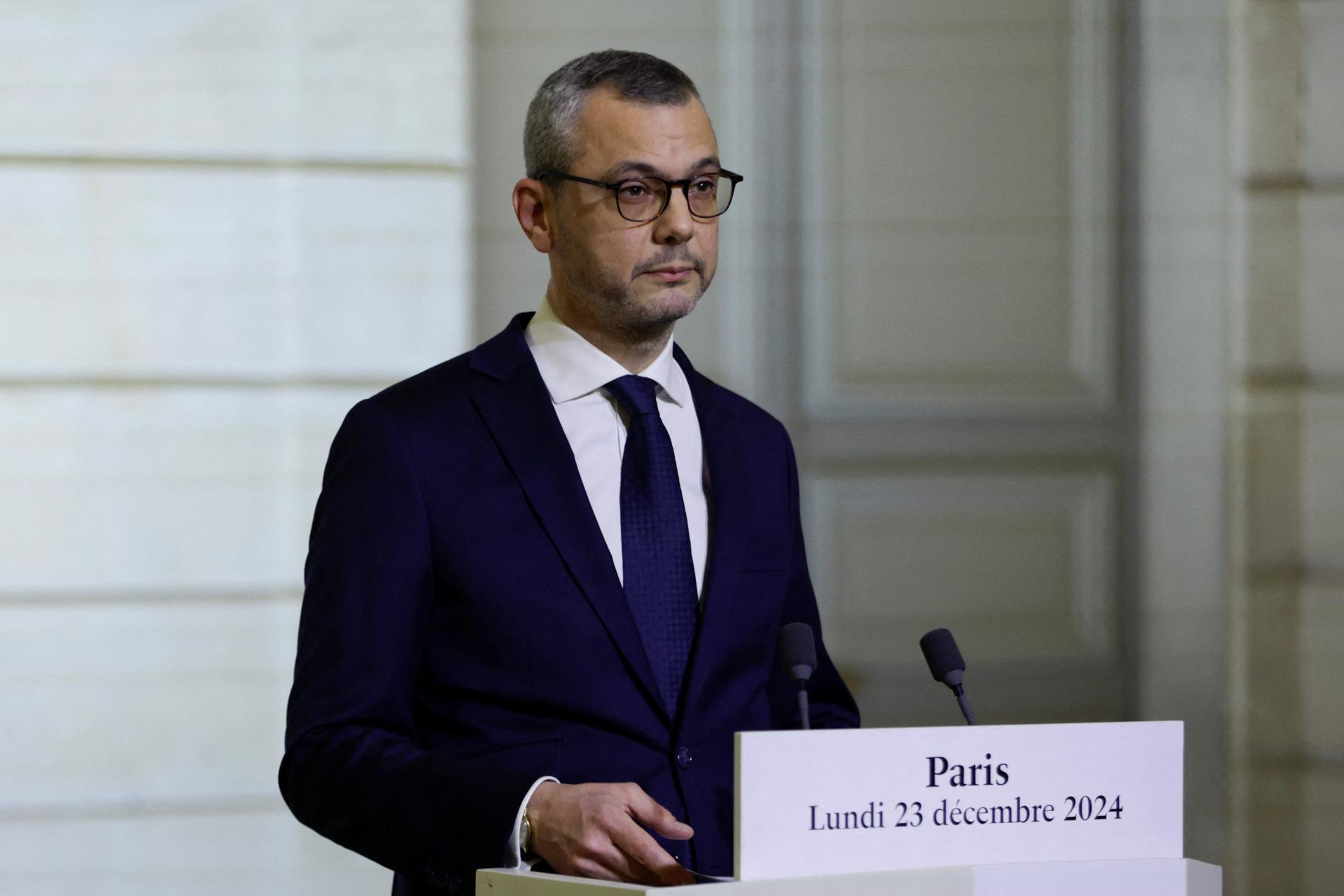 El Secretario General francés del Palacio del Elíseo, Alexis Kohler, anuncia los nombres de los ministros del nuevo gabinete, en el patio del Palacio del Elíseo, en París, Francia, 23 de diciembre de 2024. (Francia) EFE/EPA/Abdul Saboor / POOL MAXPPP OUT
