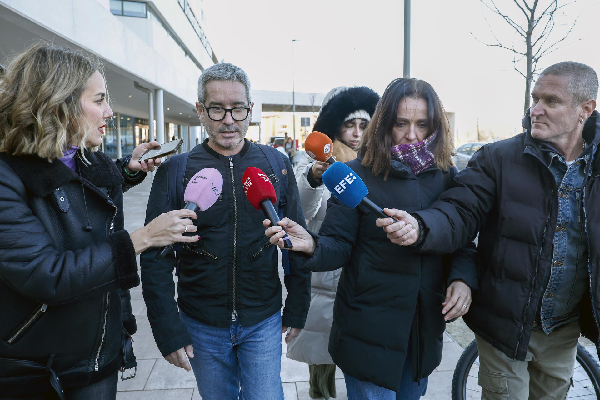 Jacobo Martos, hijo del cantante Raphael, se dirige a medios de comunicación a las puertas del Hospital 12 de Octubre en Madrid, este lunes. EFE/ Sergio Pérez
