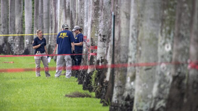 Fotografía de archivo en donde oficiales del FBI revisan el costado del Trump International Golf Club en West Palm Beach, Florida, EE. UU. EFE/CRISTÓBAL HERRERA-ULASHKEVICH
