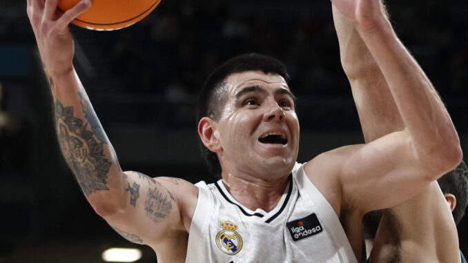 El alero argentino del Real Madrid Gabriel Deck entra a canasta este domingo, durante un partido de baloncesto de la Liga Endesa, entre el Real Madrid y el Unicaja, en Madrid. EFE/ Daniel González
