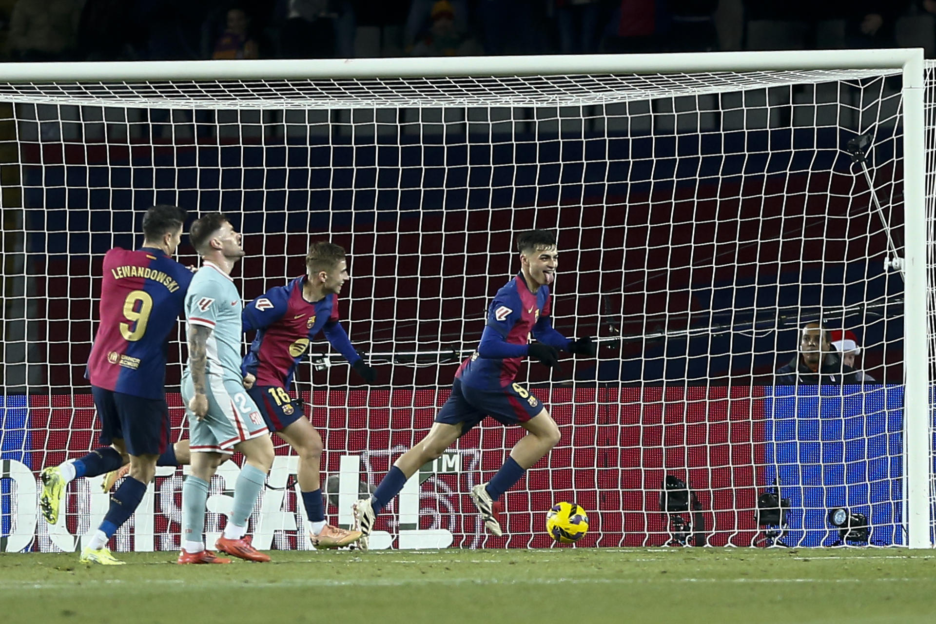 El centrocampista del FC Barcelona Pedri (d) celebra su gol, primero del equipo blaugrana, durante el partido de la jornada 18 de LaLiga entre el FC Barcelona y el Atlético de Madrid, este sábado en el estadio olímpico Lluis Companys. EFE/Quique García
